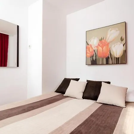 Apartment Nina - Two-bedroom With Balcony