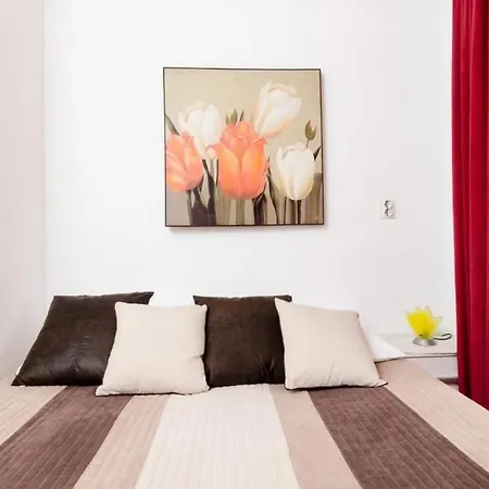 Nina - Two-bedroom With Balcony